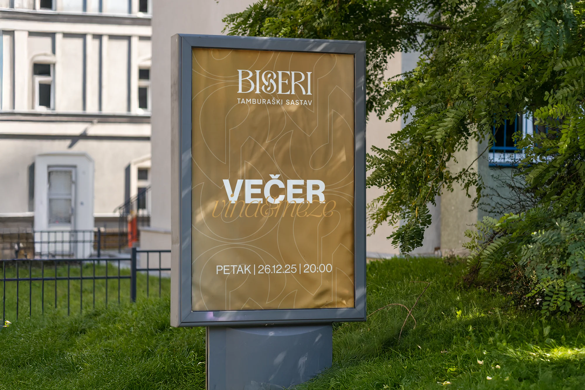 Citylight plakat sastava Biseri u zlatnoj boji, s najavom Večer vina i meze u petak 26.12.25. u 20:00