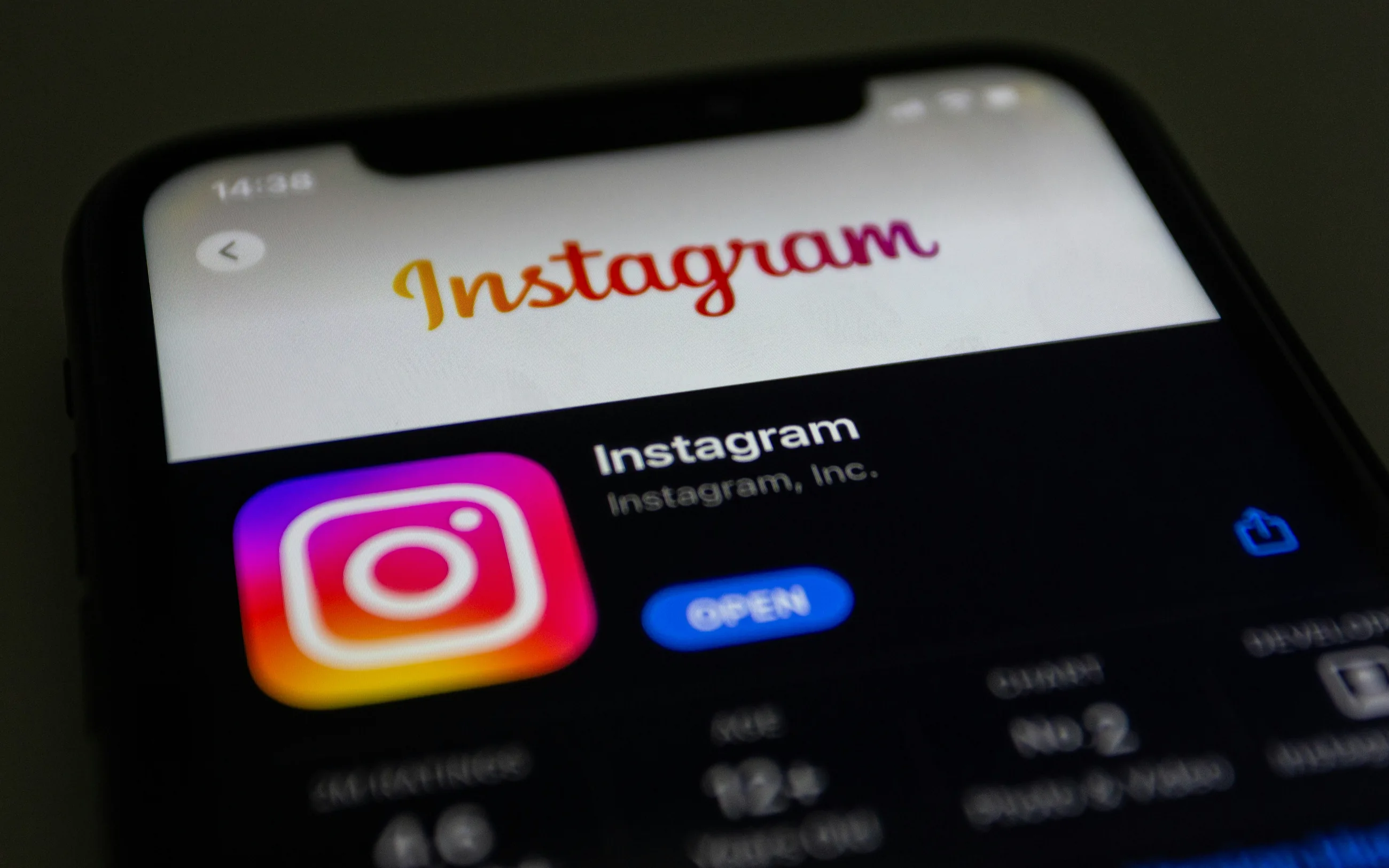 Zaslon mobitela s natpisom Instagram i ikonom aplikacije